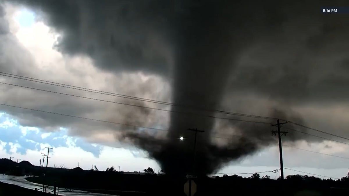 Fuerte-tornado-azota-Enid-Oklahoma-Vance-AFB-reporta-danos-y-cierres