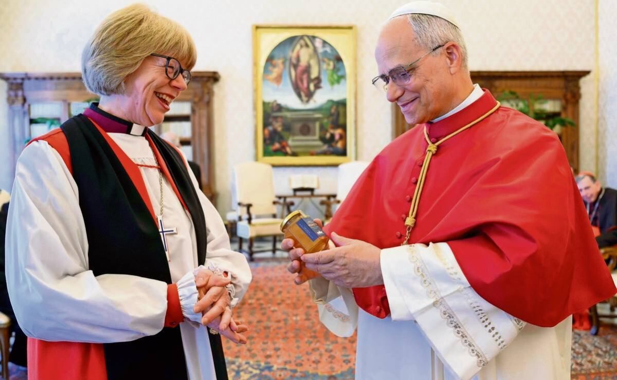 Papa-Leon-XIV-y-la-arzobispa-de-Canterbury-Sarah-Mullally-se-reunen-y-rezan-en-el-Vaticano
