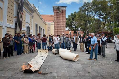 Pintor-tlaxcalteca-quema-una-obra-en-protesta-por-la-falta-de-apoyos-culturales