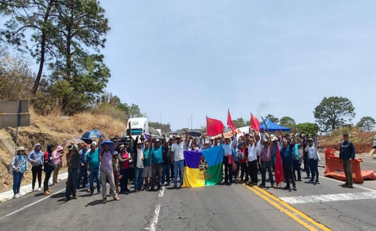 Comunidades-indigenas-bloquean-carreteras-en-Michoacan-tras-ataque-en-Acachuen-que-dejo-dos-muertos