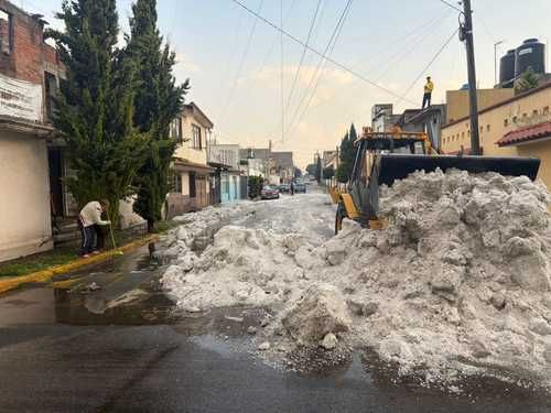 Granizada-en-Toluca-deja-calles-cubiertas-de-hielo-y-provoca-caos-vial