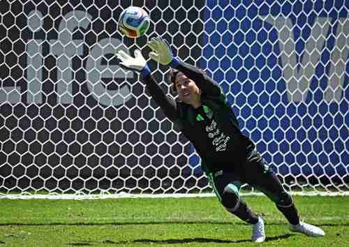Guillermo-Ochoa-Trabaje-en-silencio-y-busca-disputar-su-sexto-Mundial