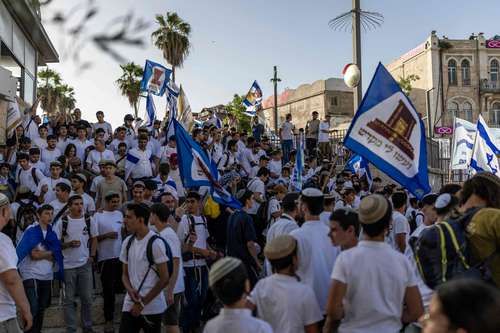 Marcha-de-Jerusalen-ultranacionalistas-corean-muerte-a-los-arabes-y-Ben-Gvir-iza-la-bandera-en-Al‑Aqsa