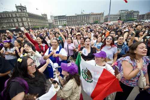 Sheinbaum-y-BTS-saludan-a-miles-de-fans-desde-un-balcon-de-Palacio-Nacional