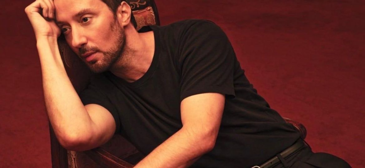 Anthony-Vaccarello-deja-la-direccion-creativa-de-Saint-Laurent-tras-una-decada