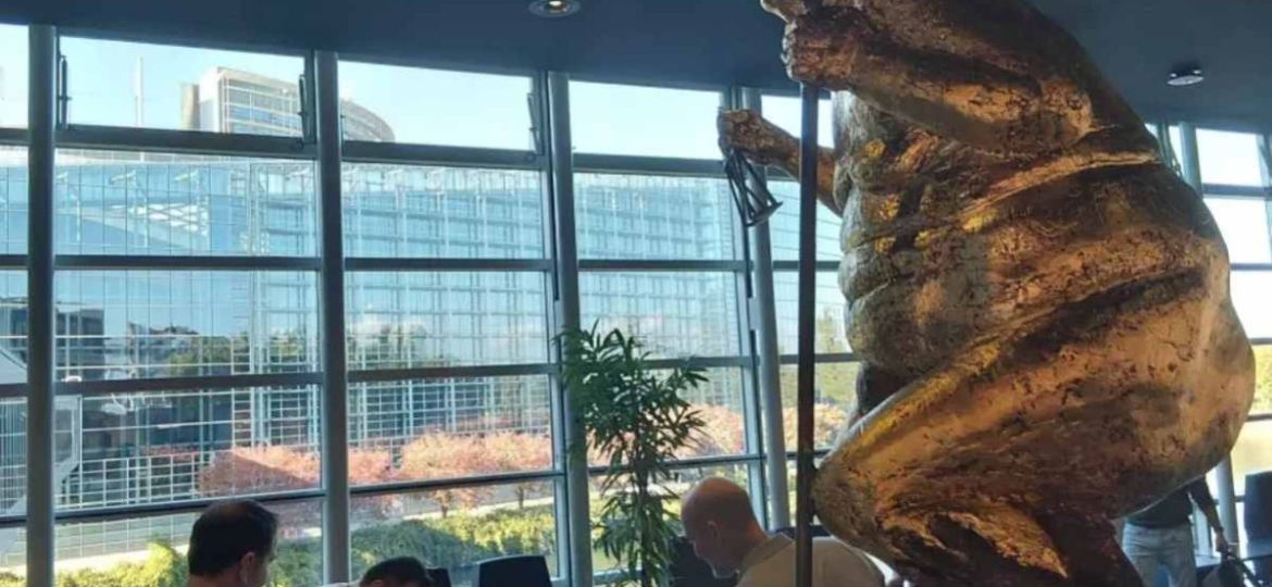 Estatua-dorada-de-Trump-desnudo-llega-al-Parlamento-Europeo-en-Estrasburgo