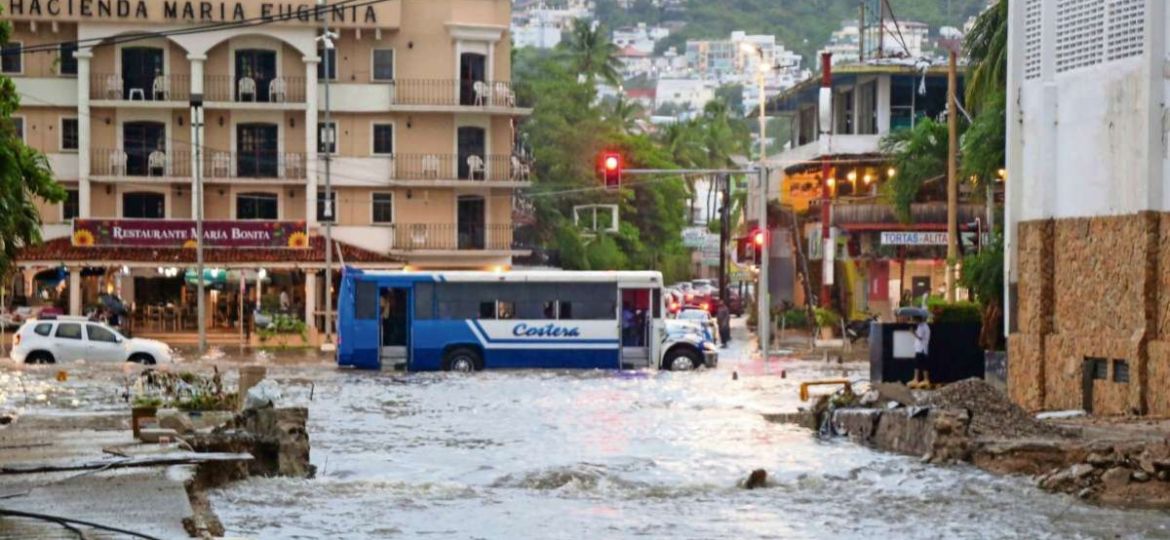 Huracan-Simon-provoca-inundaciones-deslaves-y-cortes-de-luz-en-Acapulco