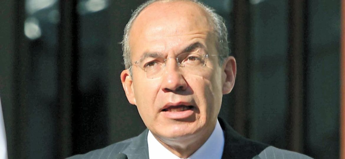 La-estatua-dice-muy-poco-de-mi-Calderon-responde-a-la-decapitacion-de-su-figura-en-Los-Pinos