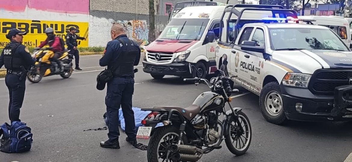 Muere-motociclista-tras-chocar-contra-camion-de-transporte-publico-en-Venustiano-Carranza