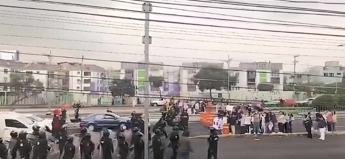Policias-encauzan-a-trabajadores-del-IMSS-y-liberan-vialidades-en-Eje-3-Oriente-y-Viaducto
