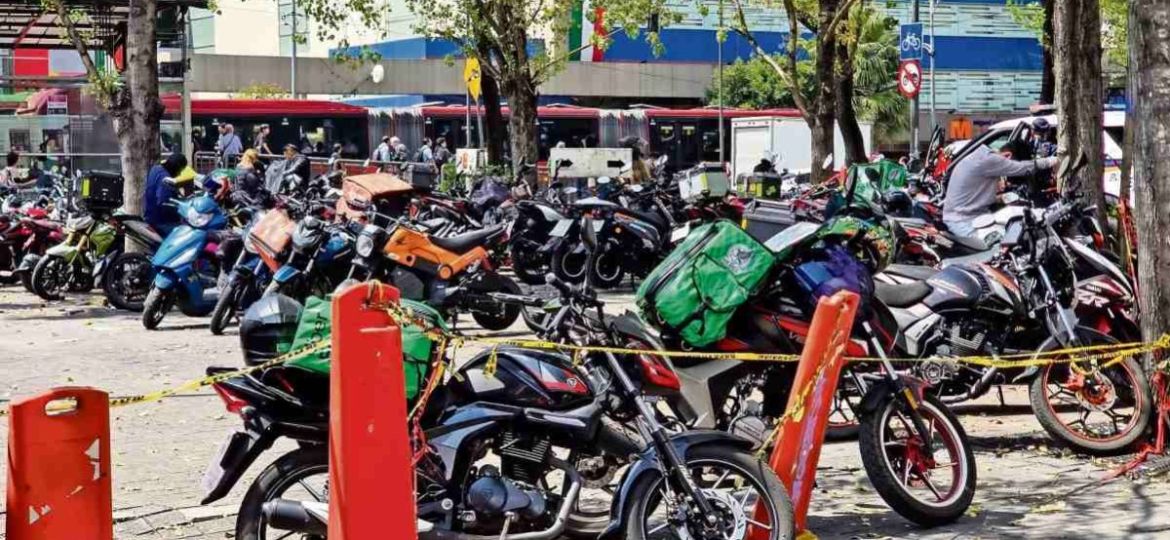 Repartidores-en-moto-esperan-en-banquetas-y-calles-ante-falta-de-espacios-en-CDMX