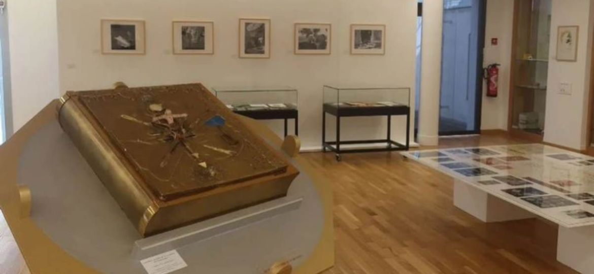 Roban-en-Francia-la-cubierta-del-Libro-del-Apocalipsis-de-Salvador-Dali