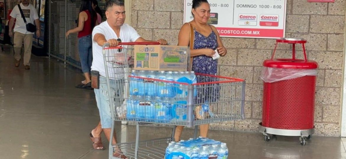 compras-de-panico-y-largas-filas-en-gasolineras-ante-llegada-del-huracan-simon-a-puerto-vallarta