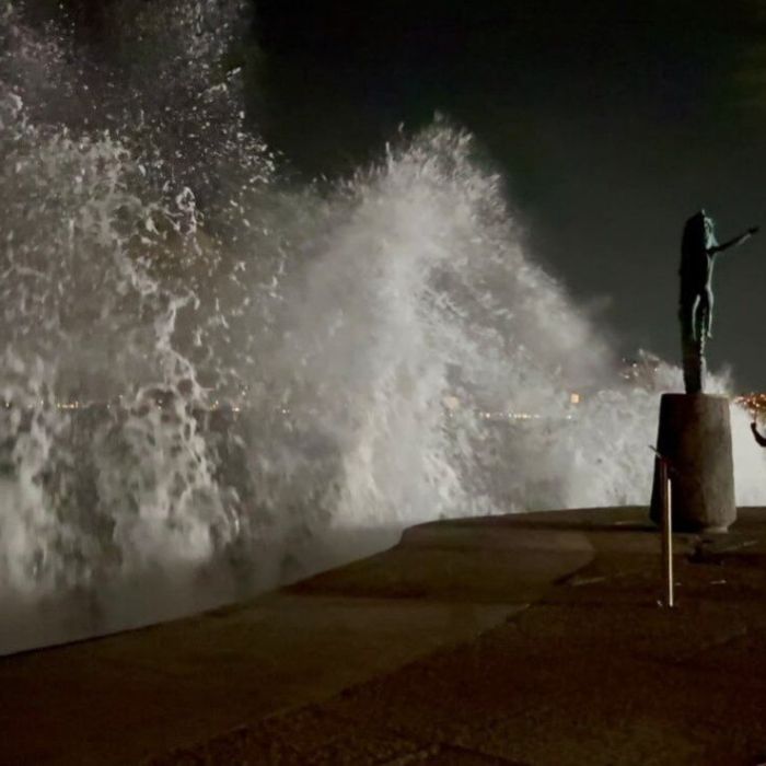 fuertes-olas-golpean-el-malecon-de-puerto-vallarta-ante-la-llegada-del-huracan-simon