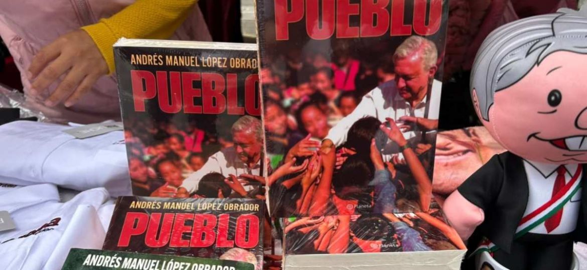 venden-libros-de-amlo-y-tazas-de-harfuch-afuera-del-consejo-nacional-de-morena