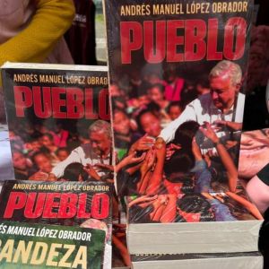 venden-libros-de-amlo-y-tazas-de-harfuch-afuera-del-consejo-nacional-de-morena